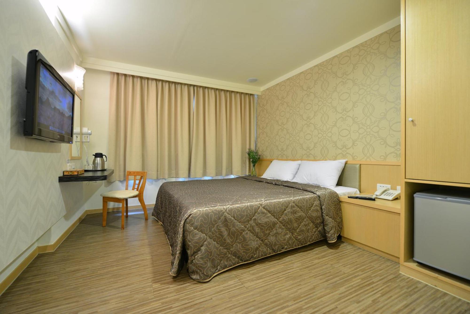 Ing Wang Hotel Tainan Bagian luar foto