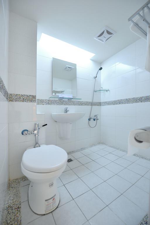 Ing Wang Hotel Tainan Bagian luar foto
