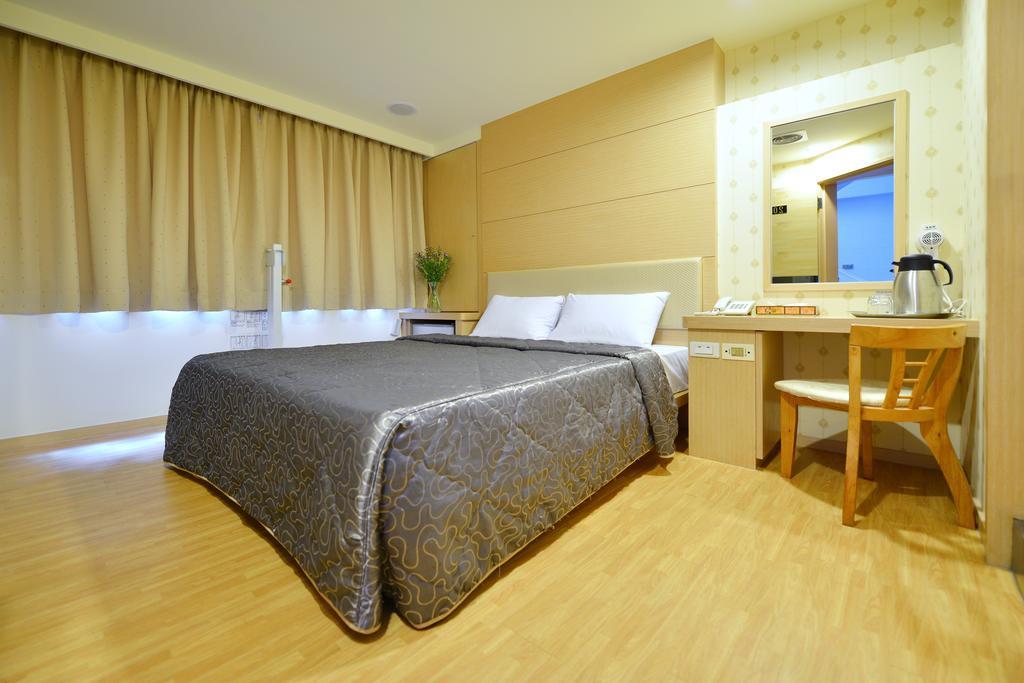 Ing Wang Hotel Tainan Bagian luar foto