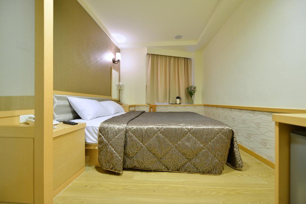 Ing Wang Hotel Tainan Bagian luar foto